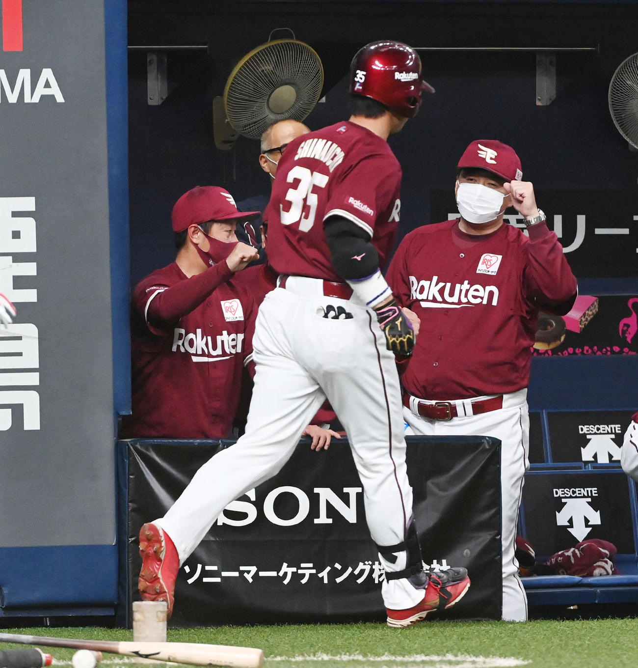 オリックス対楽天　2回表楽天無死、決勝の右越え本塁打を放った島内（中央）を迎える石井GM兼監督（右）（撮影・前岡正明）