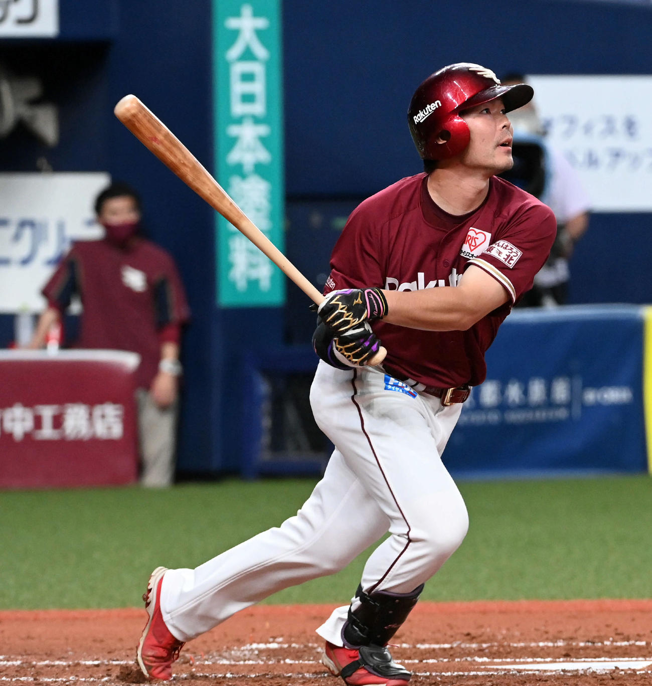 オリックス対楽天　2回表楽天無死、決勝の右越え本塁打を放つ島内（撮影・前岡正明）