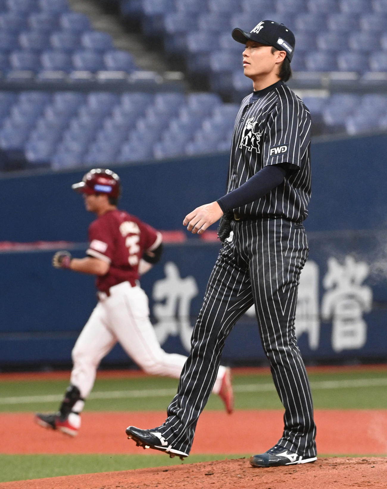 オリックス対楽天　2回表楽天無死、島内（左）に決勝の右越え本塁打を打たれがっくりする山崎福（撮影・前岡正明）
