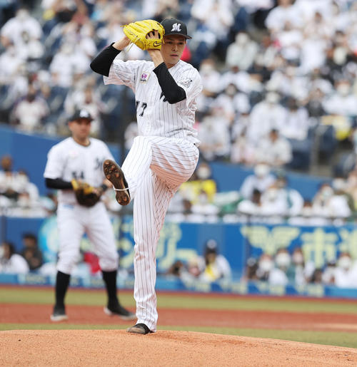 ロッテ対西武　プロ初先発の初球を投じるロッテ佐々木朗（撮影・垰建太）