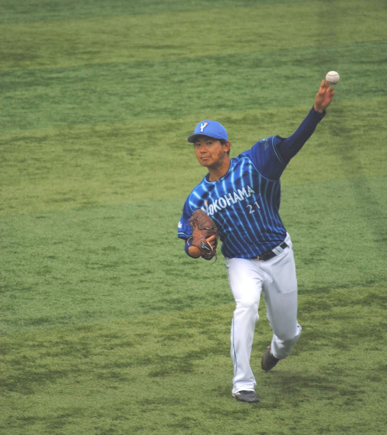 左肩手術後、初めて1軍の練習に合流したDeNA今永はキャッチボールを行う