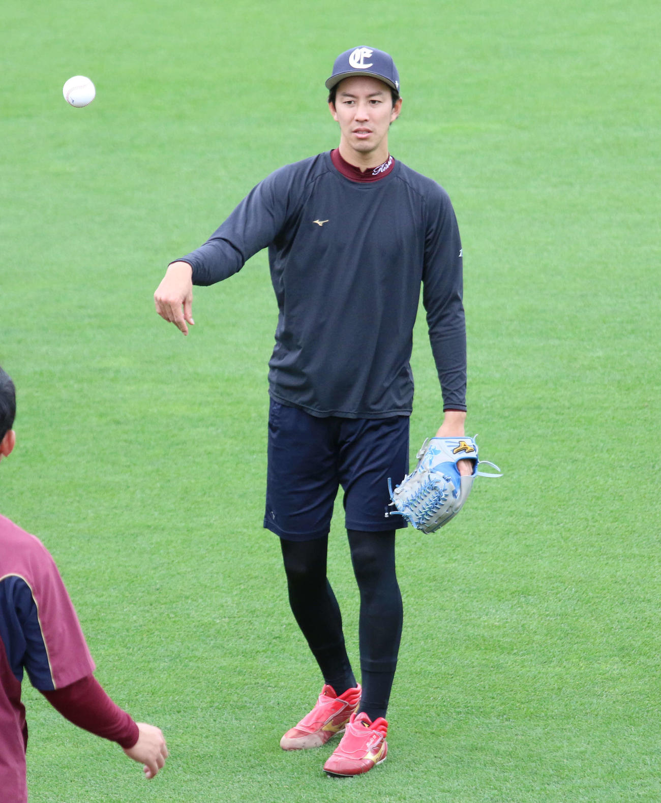 楽天生命パークでキャッチボールをする楽天岸（撮影・木下大輔）