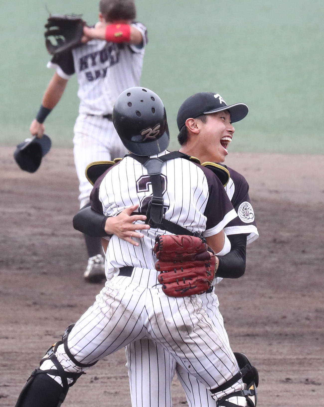 九共大対九産大　2番手として登板した九産大の渡辺翔太は優勝を決め池間大智捕手（手前）と抱き合って喜ぶ（撮影・梅根麻紀）