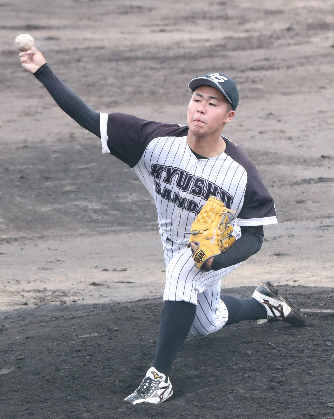 九共大対九産大　先発した九産大・楠本（撮影・梅根麻紀）