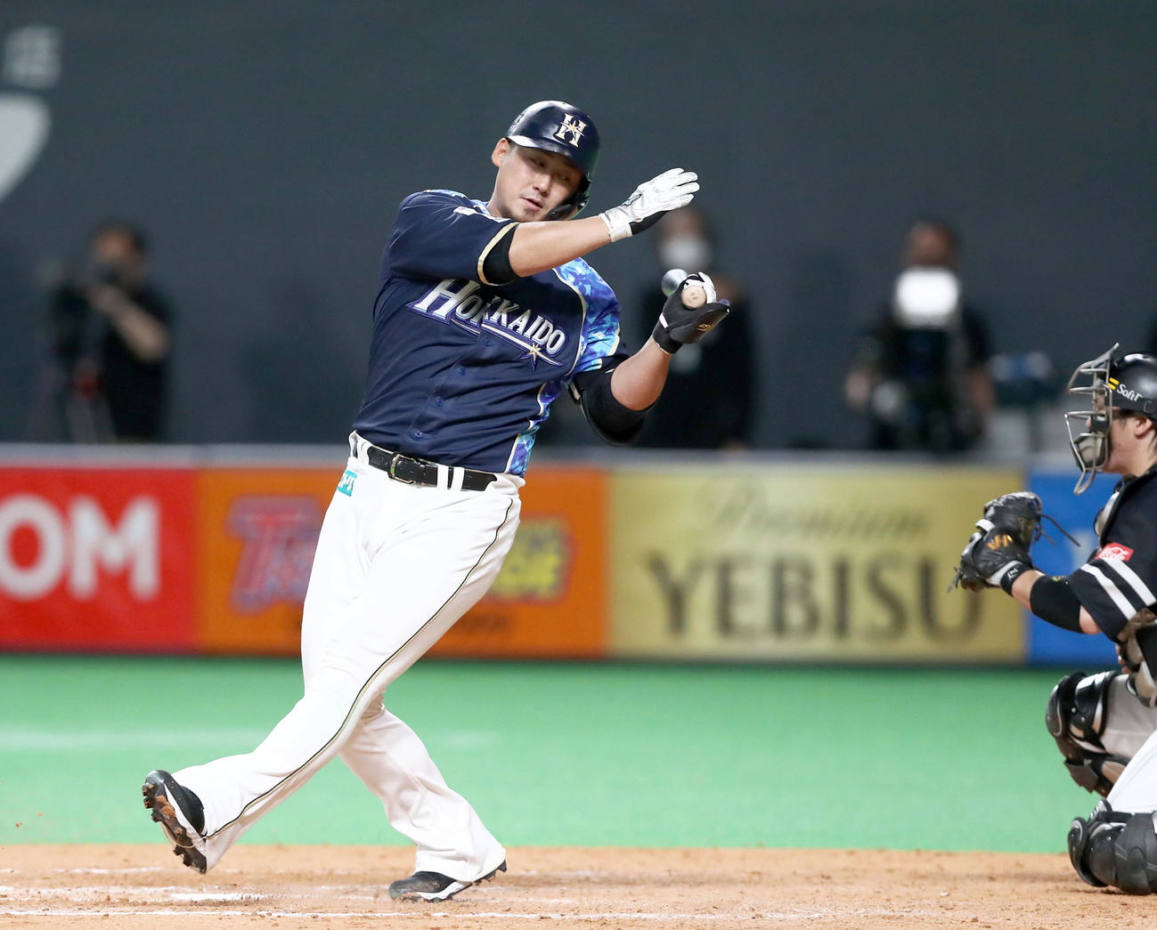 15日ソフトバンク戦の9回、3球三振に倒れる日本ハム中田