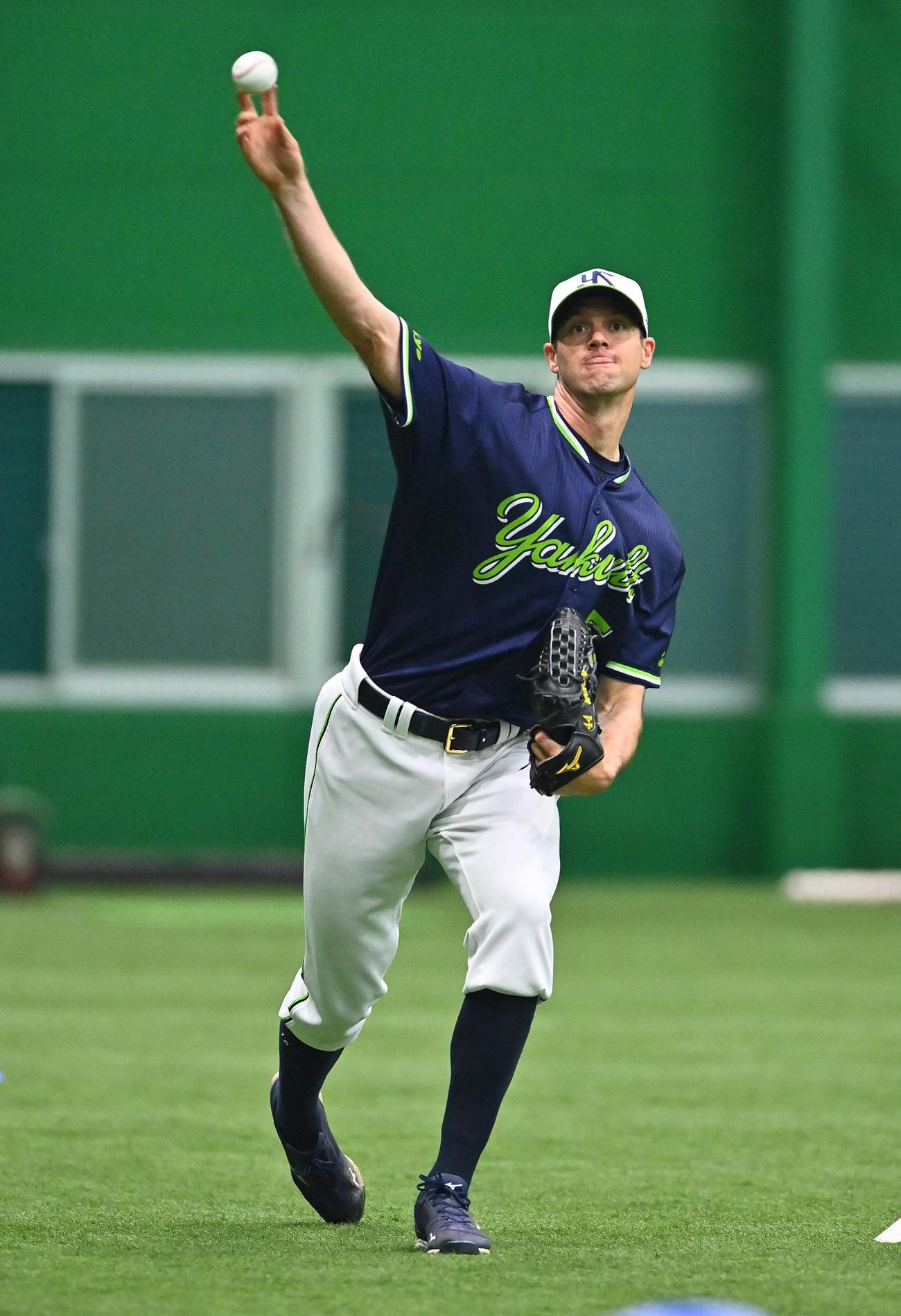 甲子園室内練習場でキャッチボールをするバンデンハーク（撮影・上田博志）