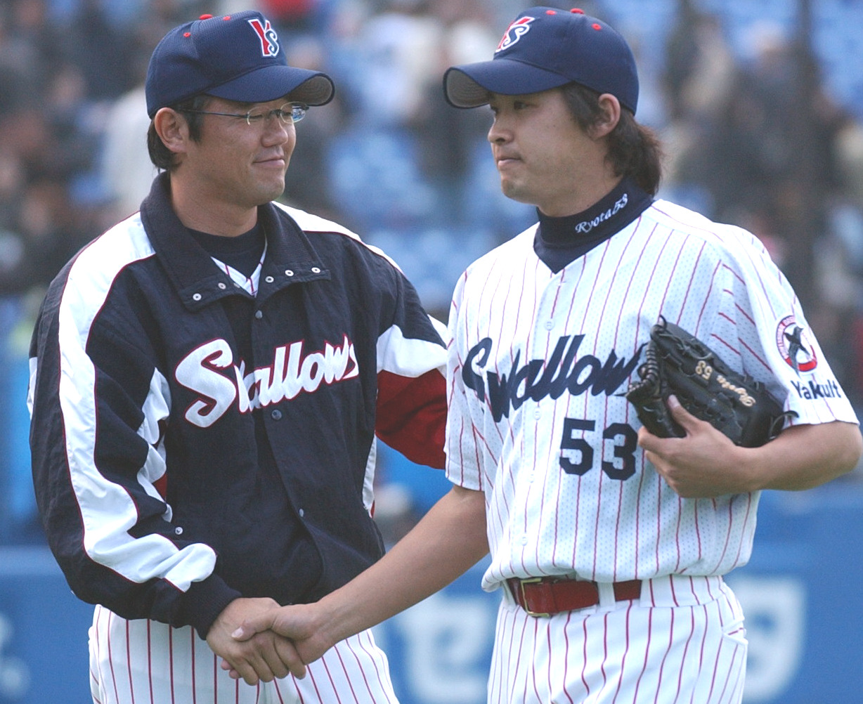 ヤクルト時代の古田敦也（左）と五十嵐亮太（2006年3月23日）