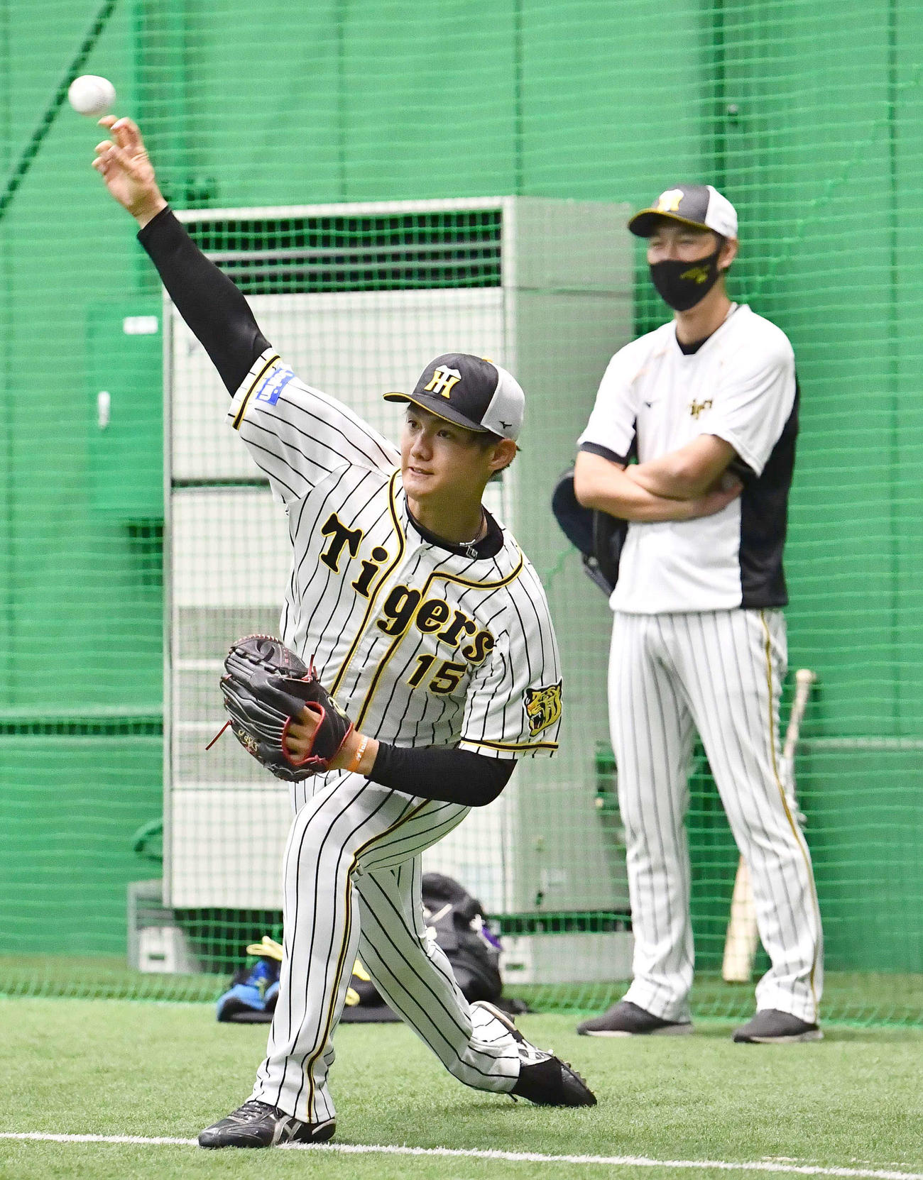 金村コーチ（右）のチェックを受けながらキャッチボールする西純（撮影・上田博志）