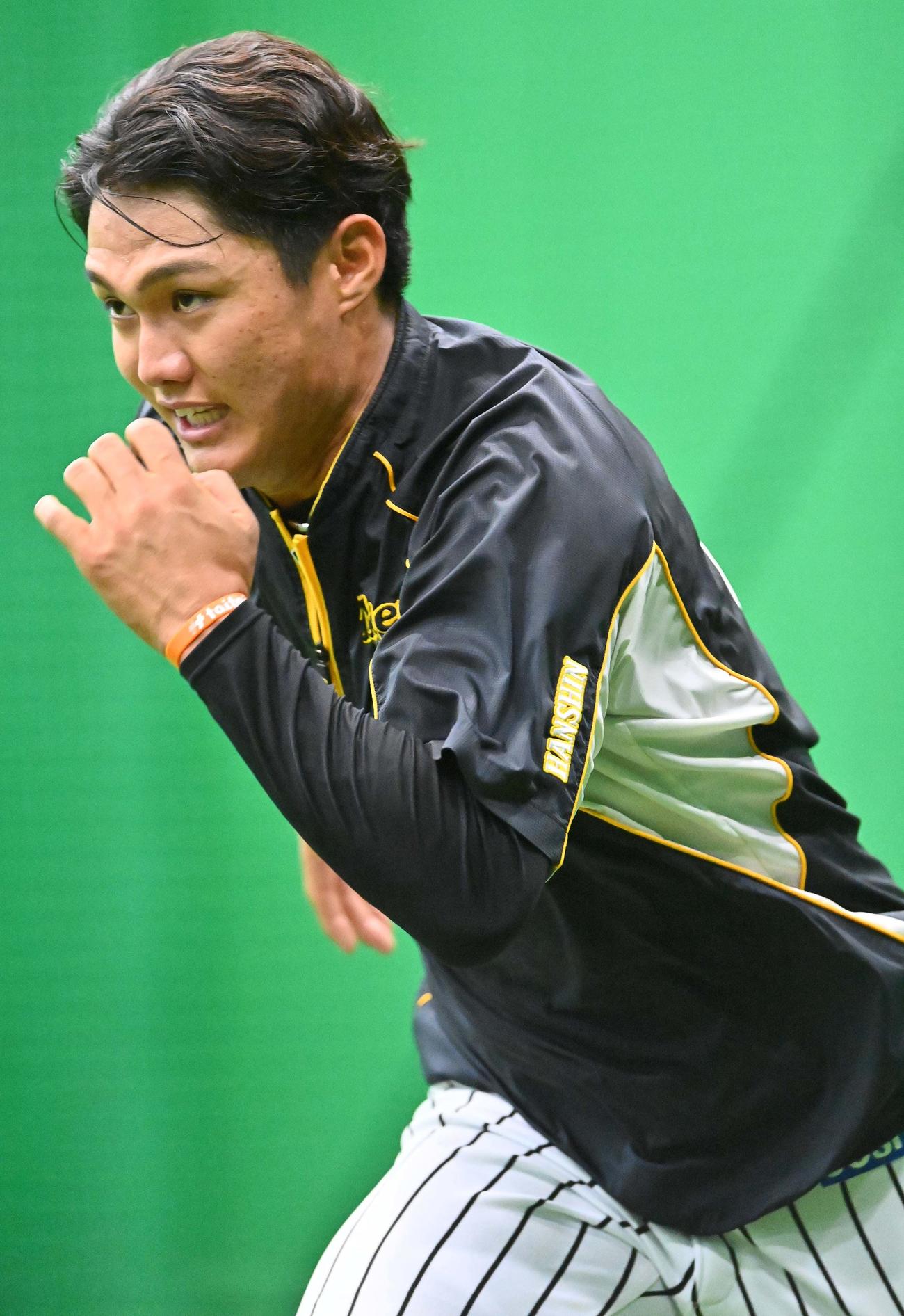 ランニングをして汗を流す西純（撮影・上田博志）