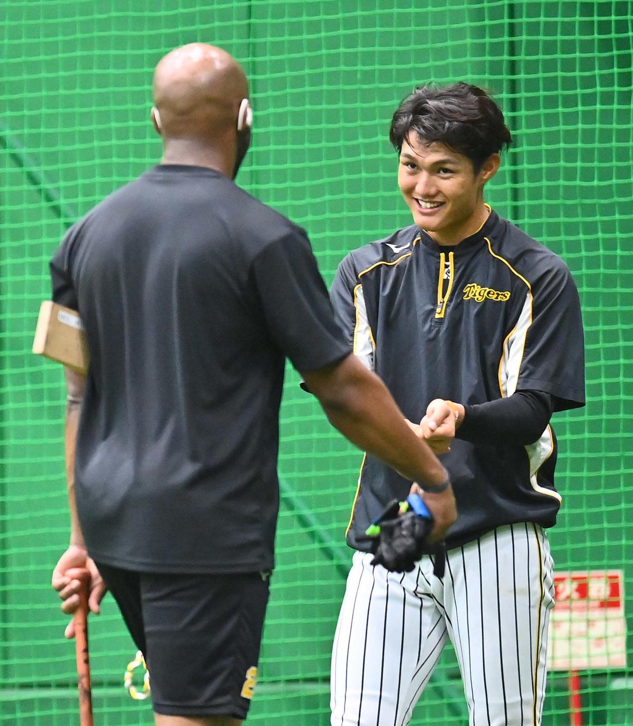 ロハス・ジュニア（左）と話す西純（撮影・上田博志）