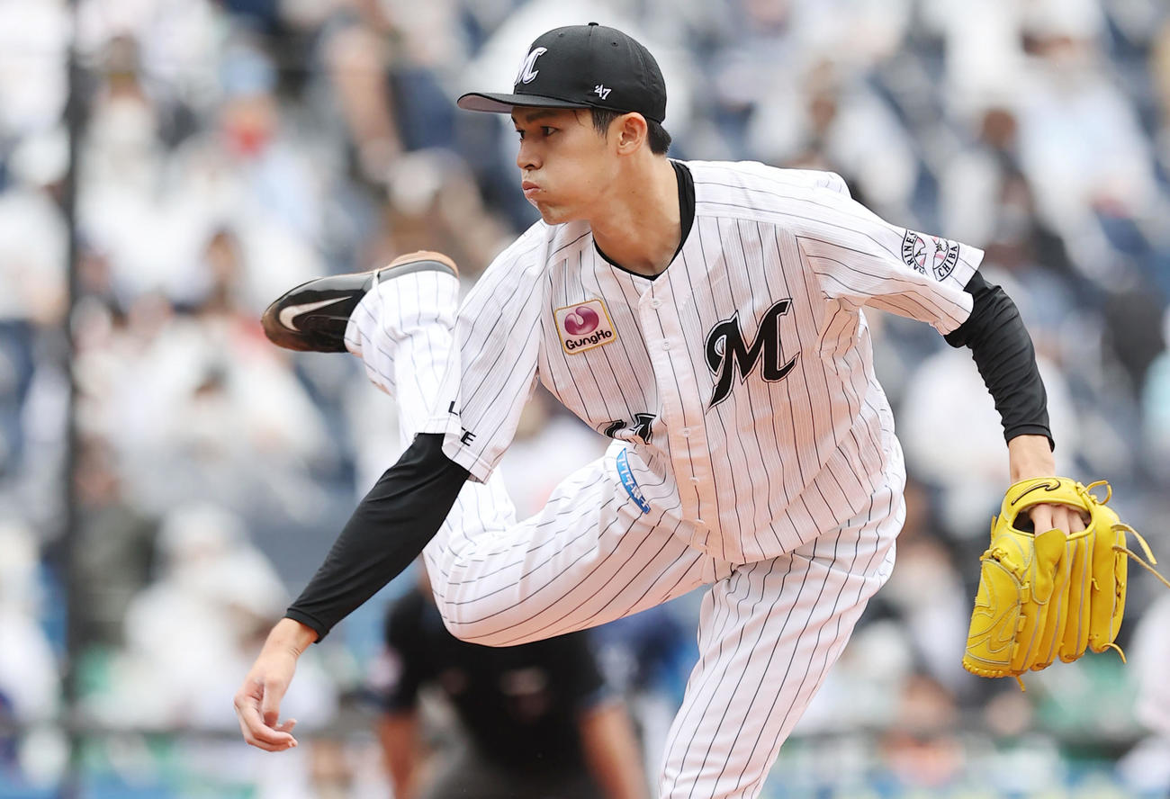 プロ初先発の試合で力投するロッテ佐々木朗希（2021年5月16日撮影）