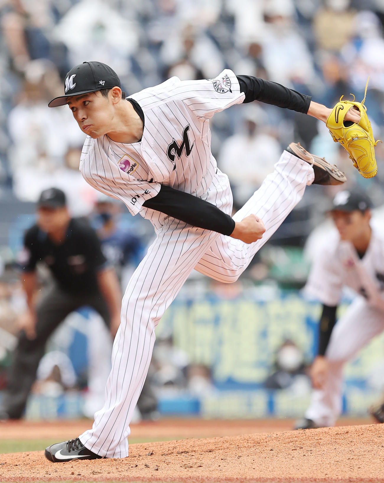 プロ初先発の試合で力投するロッテ佐々木朗希（2021年5月16日撮影）