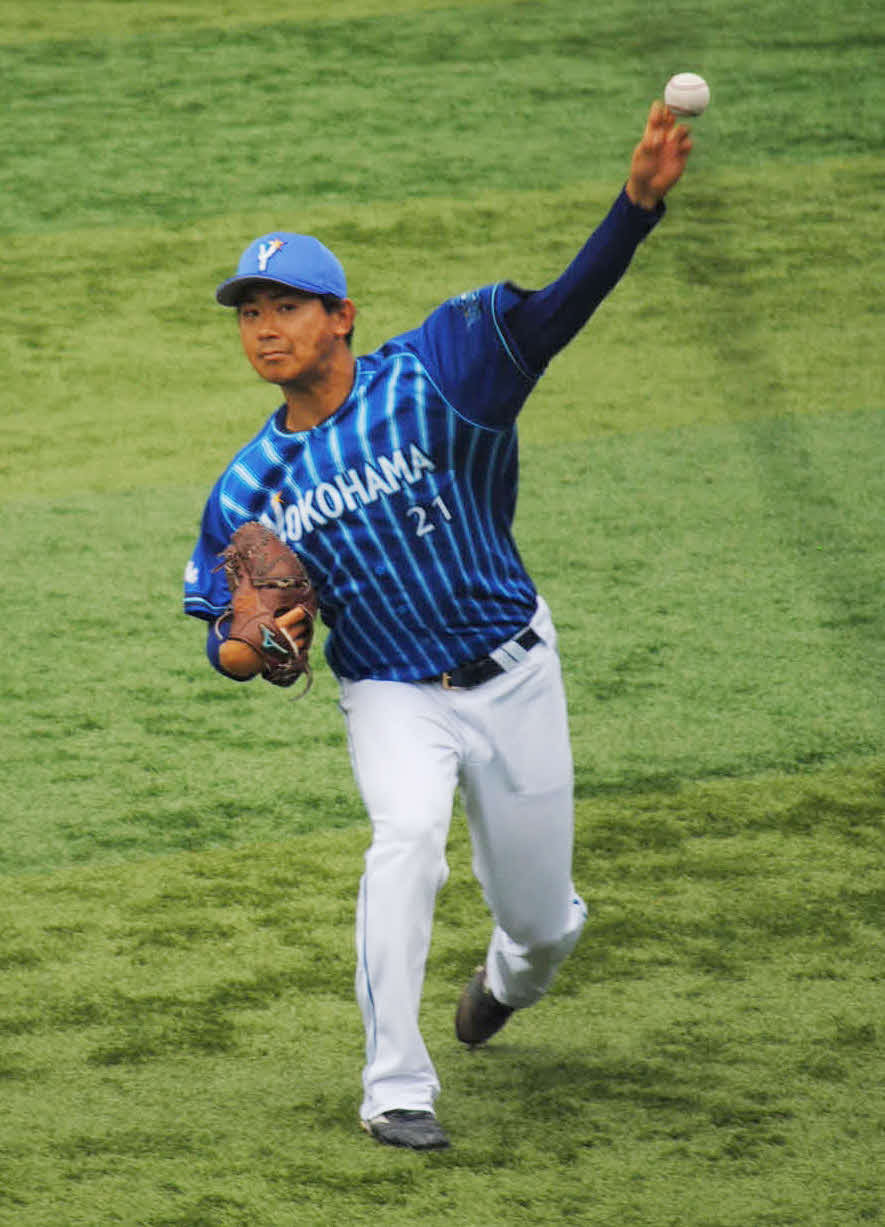 左肩手術後、1軍の練習に初合流したDeNA今永はキャッチボールで調整する