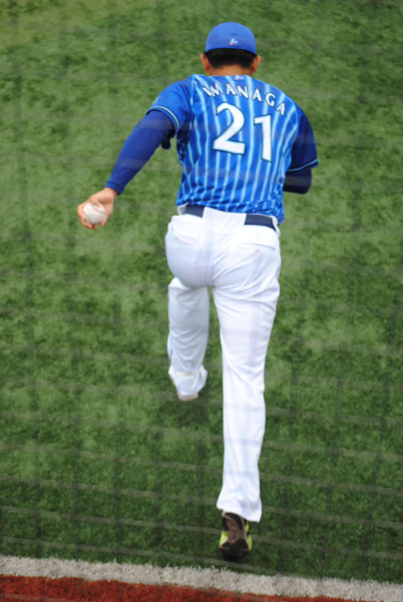 左肩手術後、初めて1軍の練習に合流したDeNA今永。左手にボールを握りながらダッシュを行う
