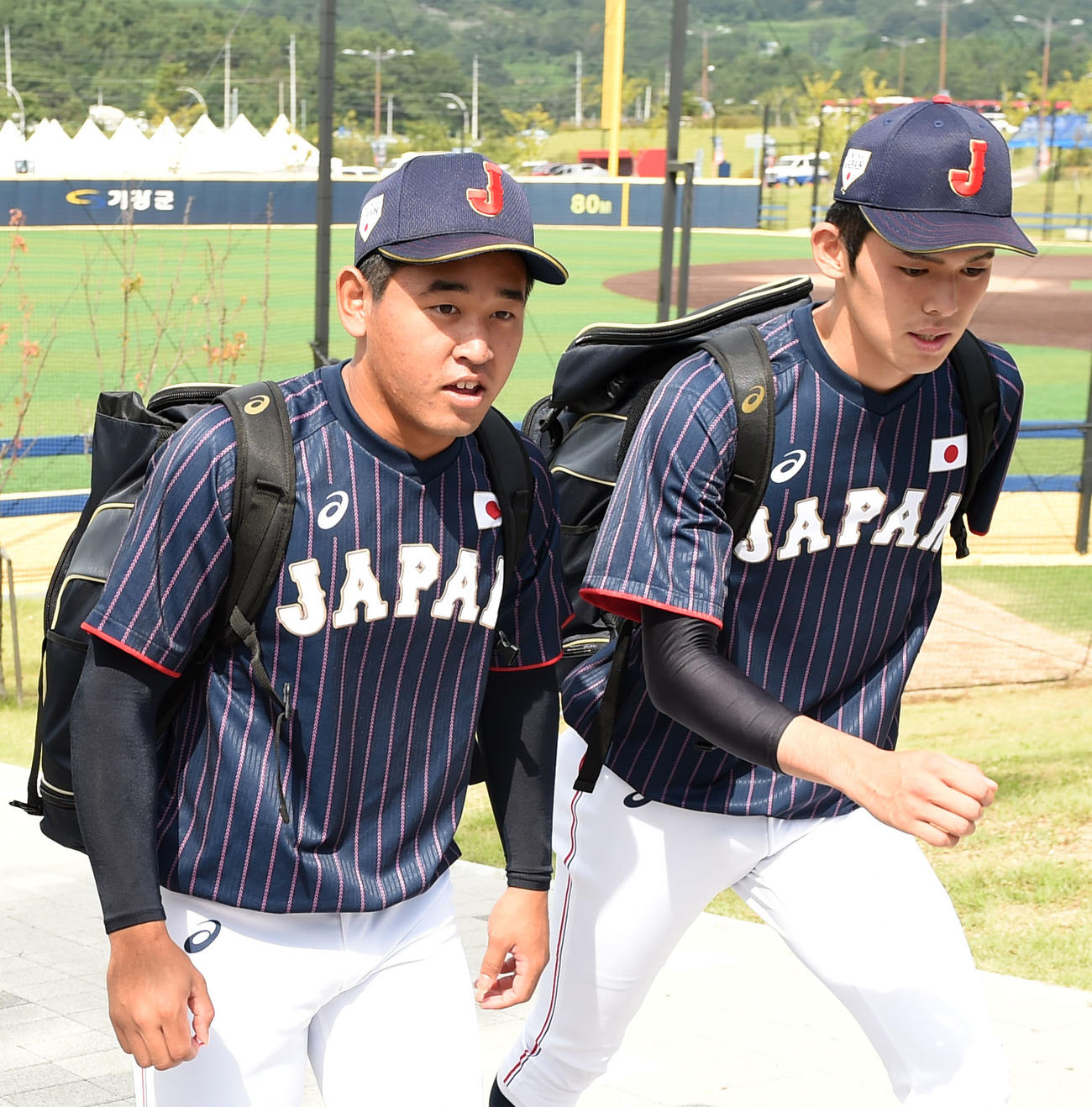 野球U18W杯　練習へ向かう宮城大弥（左）と佐々木朗希（2019年8月31日撮影）