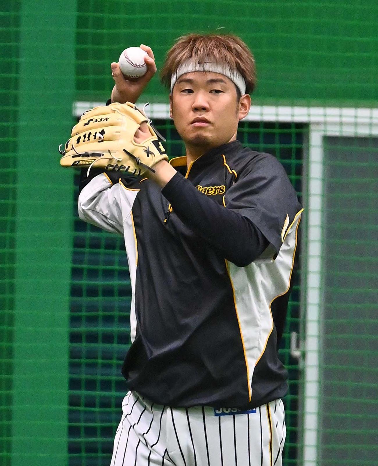 キャッチボールをして汗を流す西勇（撮影・上田博志）