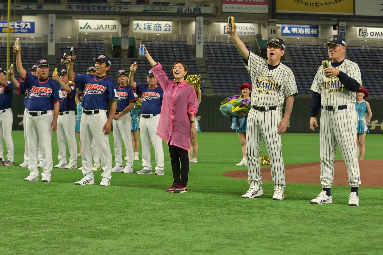 「サントリー　ドリームマッチ2021」試合開始を告げる、左からドリーム・ヒーローズの大矢明彦GM、田尾安志監督、石原さとみ、ザ・プレミアム・モルツ球団の山本浩二監督、張本勲GM