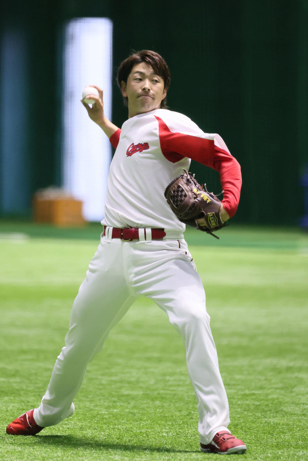室内でキャッチボールをする大瀬良（撮影・加藤孝規）