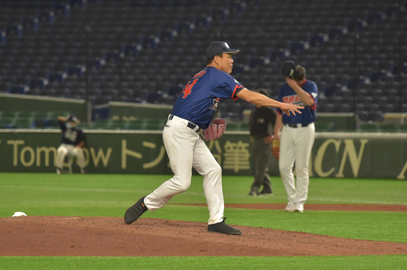 「サントリー　ドリームマッチ2021」で和田一浩氏に死球を当てるギャオス内藤
