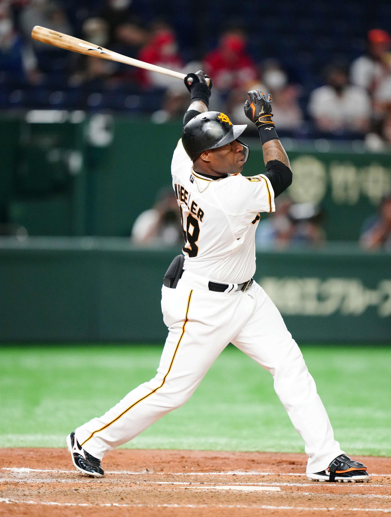 巨人対広島　5回裏巨人2死一、二塁、フェンス直撃2点適時二塁打を放つウィーラー（撮影・江口和貴）