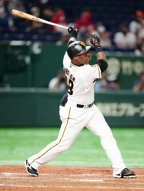 巨人対広島　5回裏巨人2死一、二塁、フェンス直撃2点適時二塁打を放つウィーラー（撮影・江口和貴）
