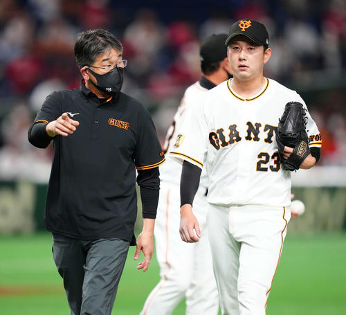 巨人対広島　7回表途中、ベンチに引き揚げる巨人2番手の野上（右）（撮影・江口和貴）
