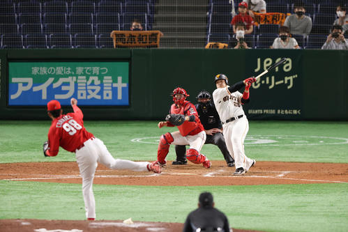 巨人対広島　7回裏巨人2死一塁、右越え2点本塁打を放つ岡本和。投手コルニエル（撮影・垰建太）