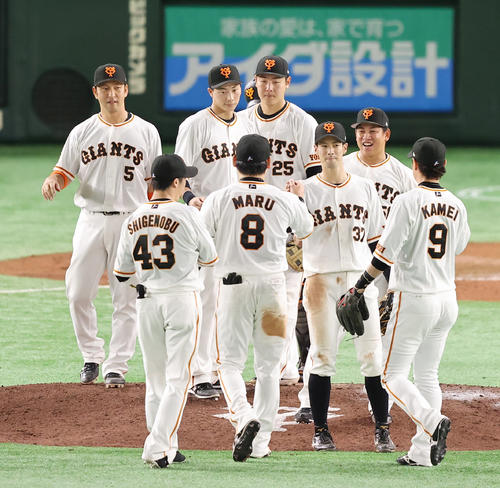 巨人対広島　広島に勝利しタッチを交わす岡本和（後方右）ら巨人ナイン（撮影・垰建太）