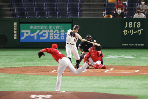 巨人対広島　1回裏巨人無死、中前打を放つ梶谷。投手大瀬良（撮影・垰建太）