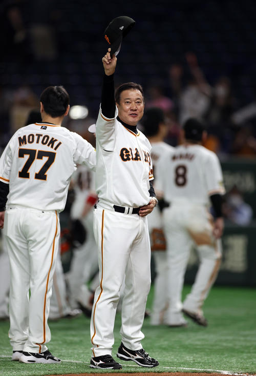 巨人対広島　試合後、ファンの拍手に応える原監督（撮影・狩俣裕三）