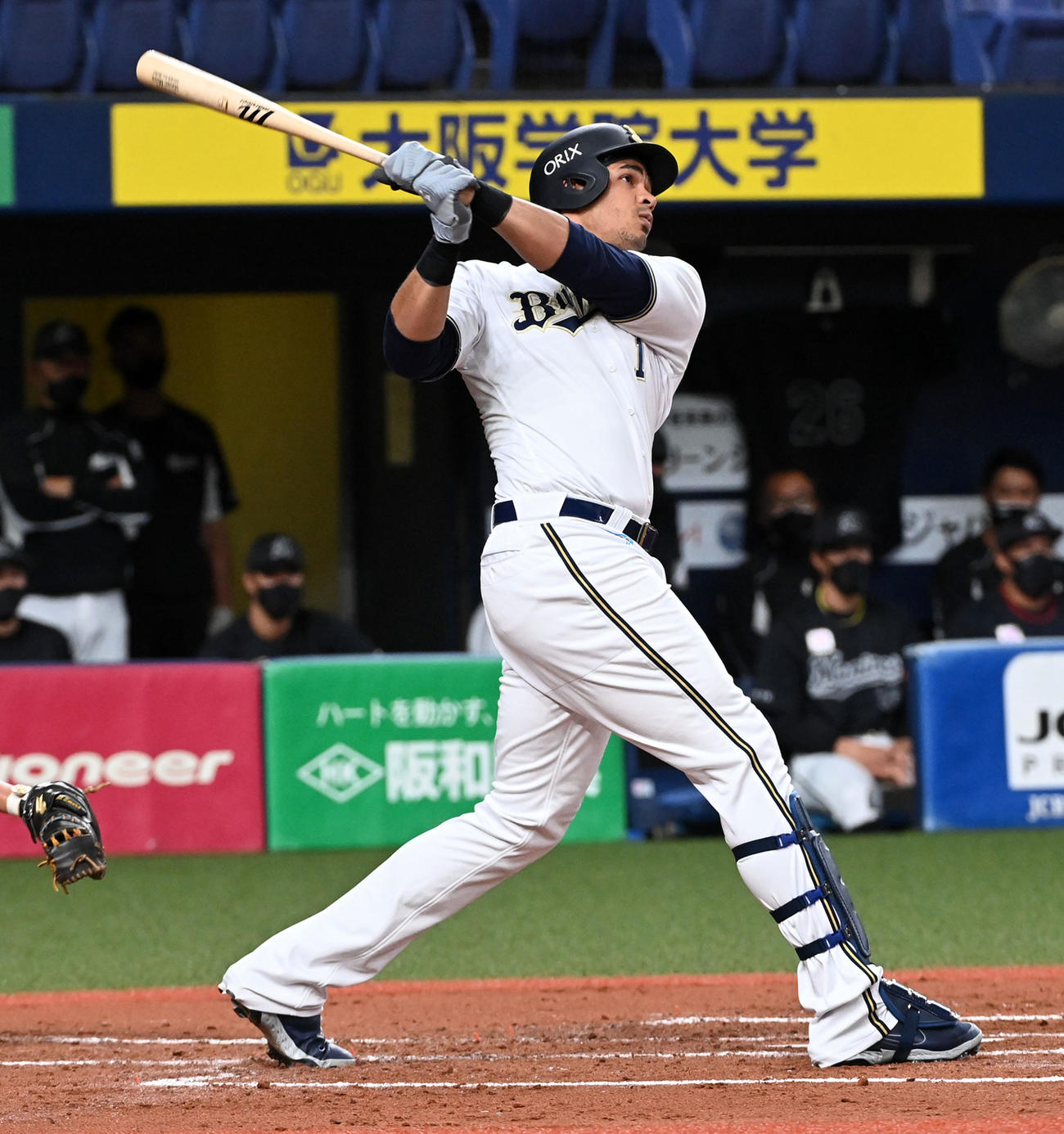 オリックス対ロッテ　2回裏オリックス1死、モヤは右越え本塁打を放つ（撮影・前岡正明）