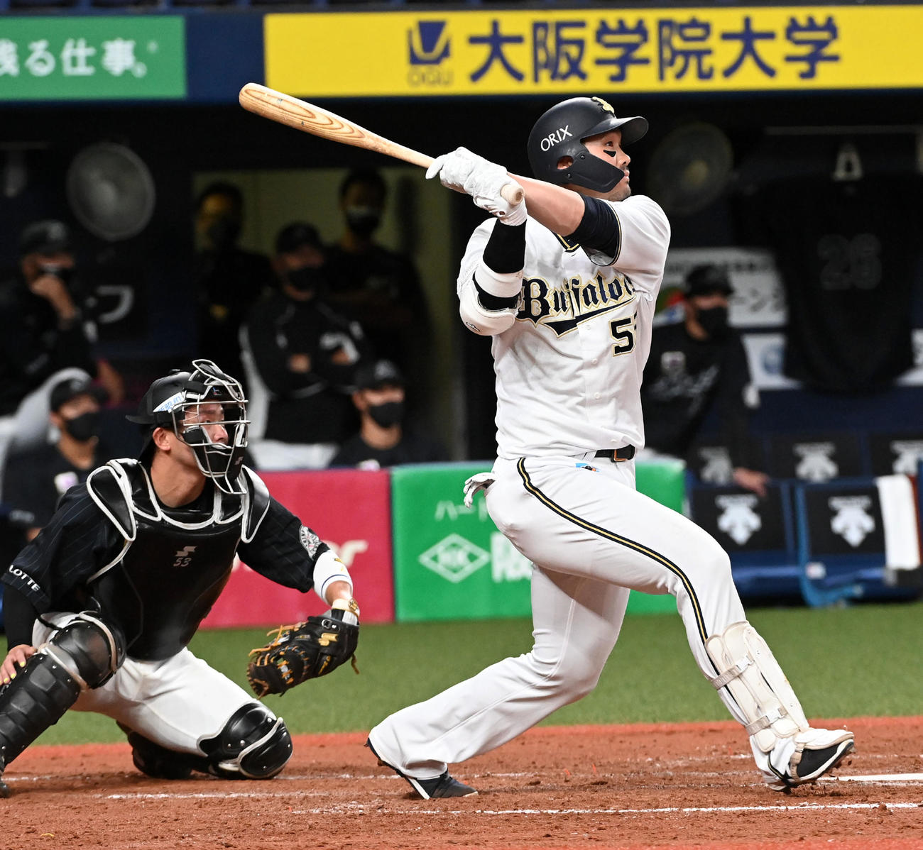 オリックス対ロッテ　4回裏オリックス1死一塁、T－岡田（右）は右中間に2点本塁打を放つ（撮影・前岡正明）