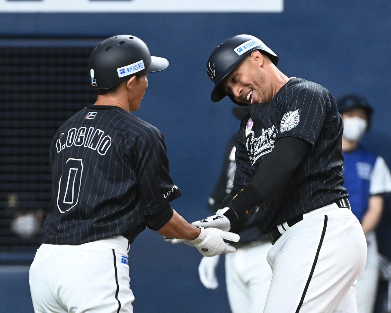 オリックス対ロッテ　5回表ロッテ無死一塁、マーティン（右）は右中間に2点本塁打を放ち荻野と笑顔でタッチ（撮影・前岡正明）