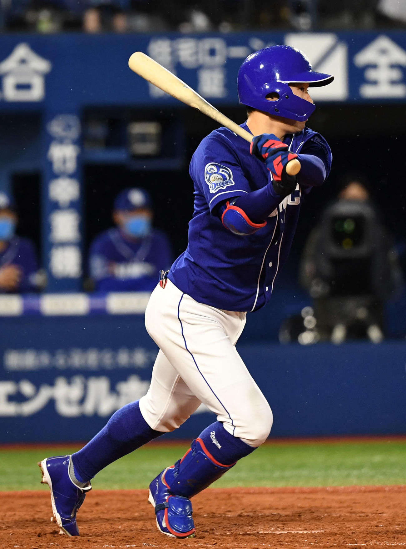 DeNA対中日　2回表中日2死二、三塁、右前2点適時打を放つ京田（撮影・横山健太）