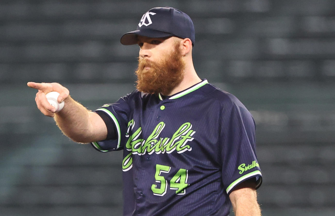 阪神対ヤクルト　4回裏阪神無死、近本の打球を処理した三塁手村上を指さすサイスニード（撮影・清水貴仁）