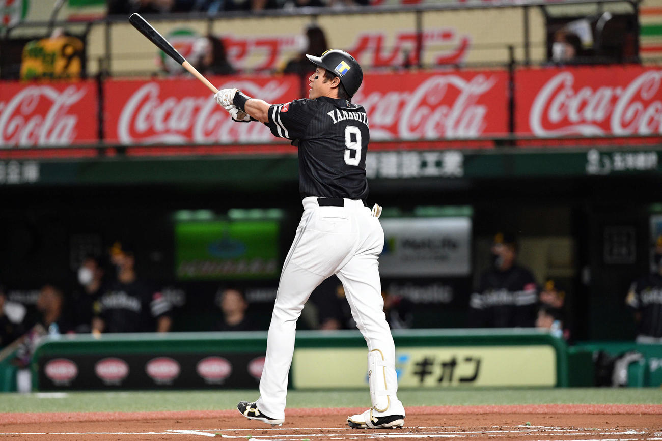 西武対ソフトバンク　1回表ソフトバンク2死一塁、柳田は右中間へ先制の2点本塁打を放つ（撮影・滝沢徹郎）