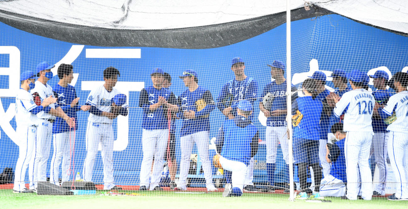 DeNA対中日　円陣であいさつをするDeNA今永（左から4人目）（撮影・横山健太）