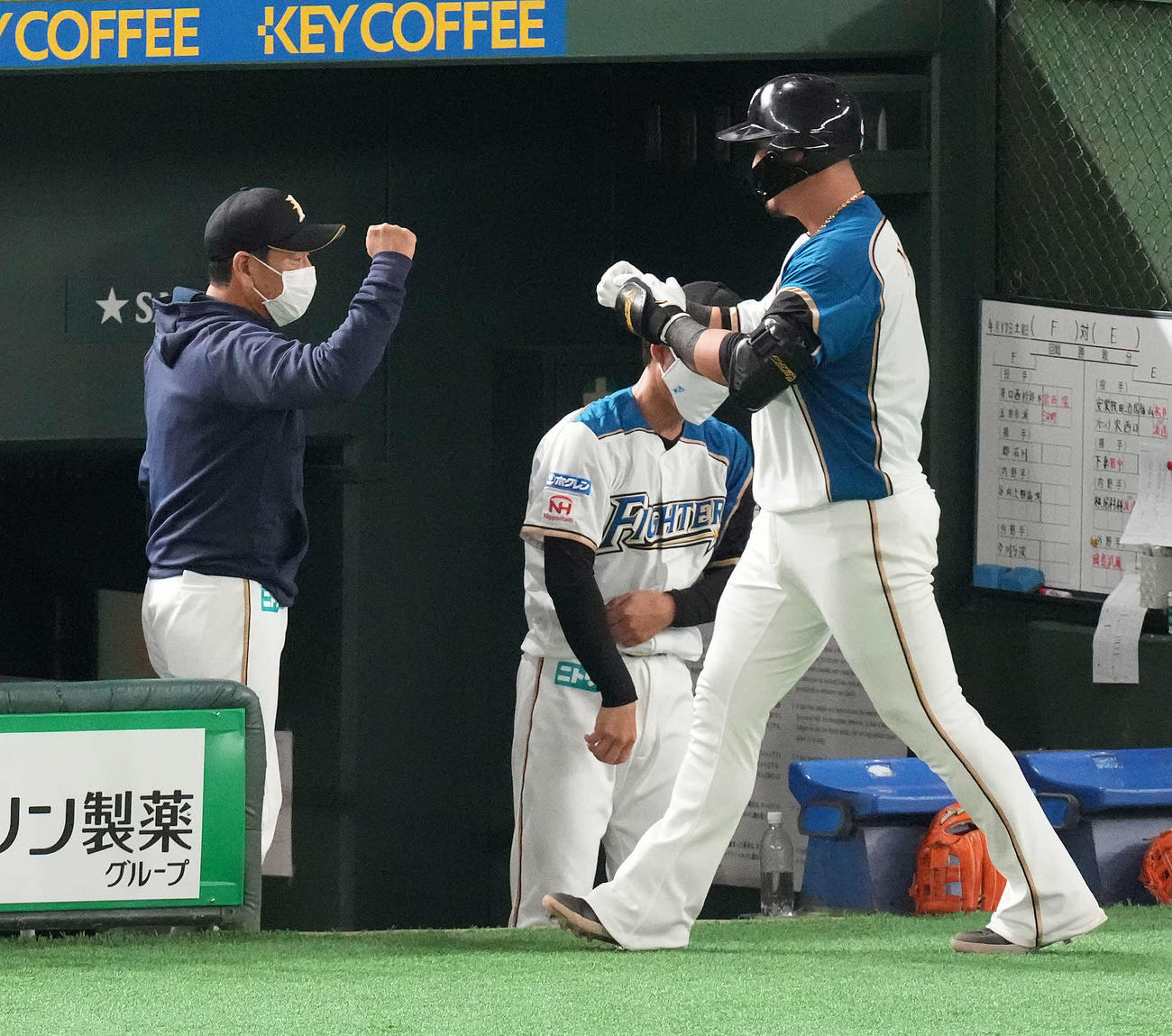中田翔（右）を迎える栗山英樹監督（2021年4月17日撮影）