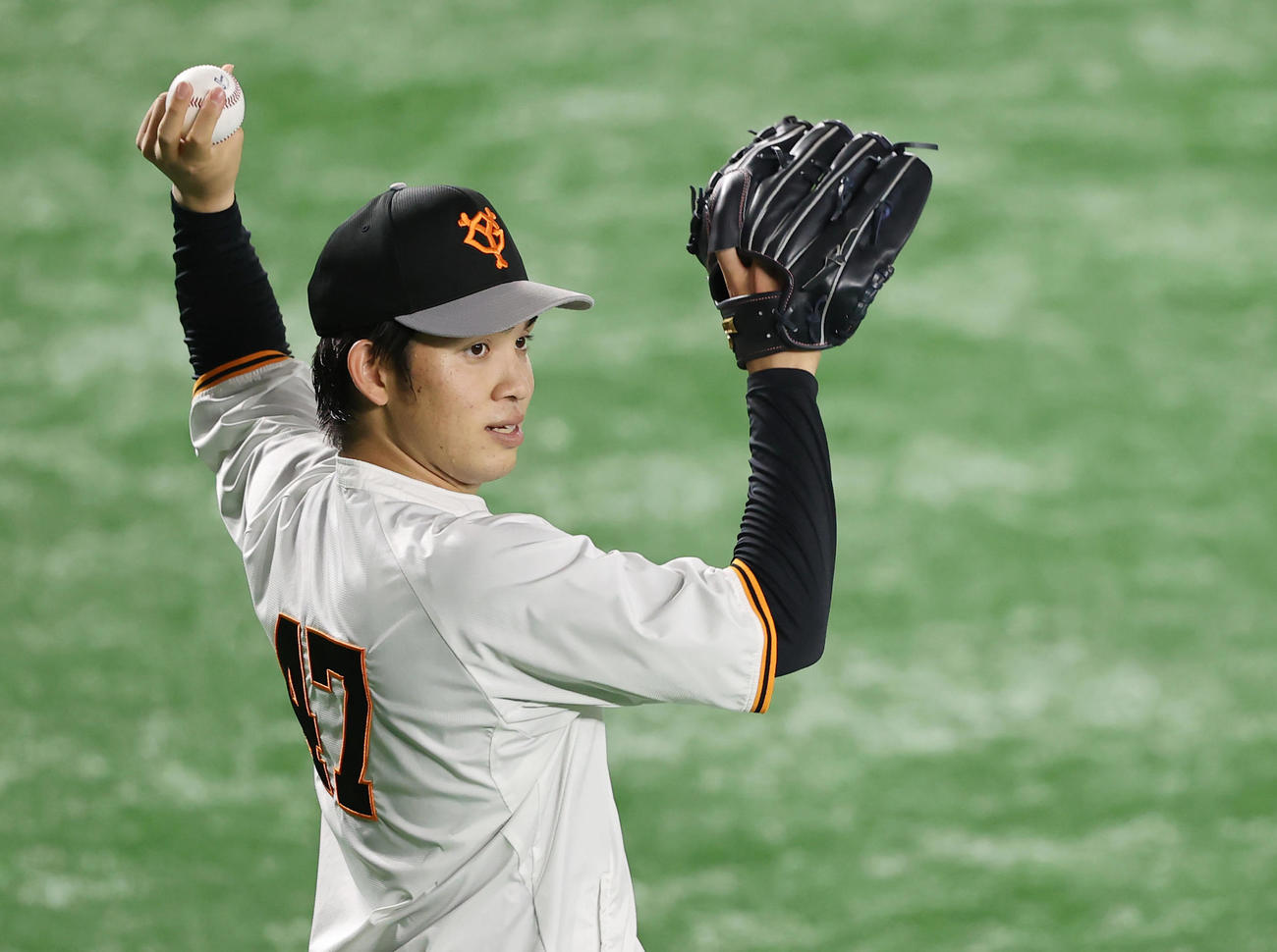 巨人対広島　試合前、投球練習を行う巨人高橋（撮影・垰建太）