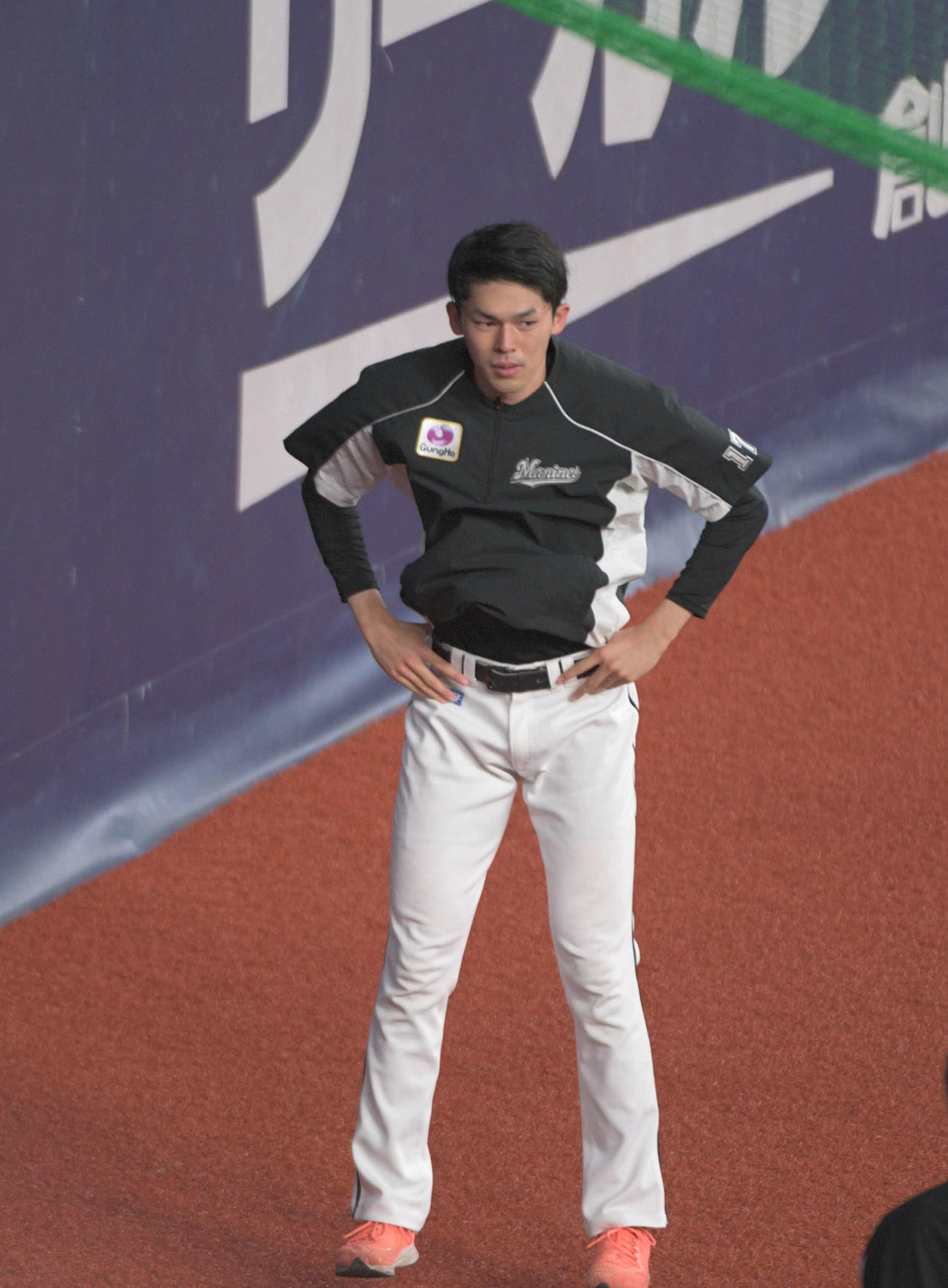 試合前練習で外野で調整するロッテ佐々木朗希（撮影・渦原淳）