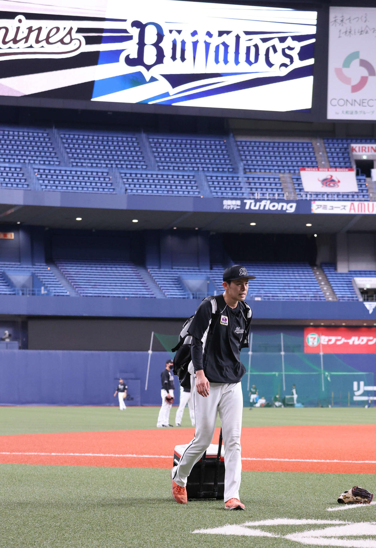 外野での調整を終えベンチに引き揚げるロッテ佐々木朗希（撮影・渦原淳）