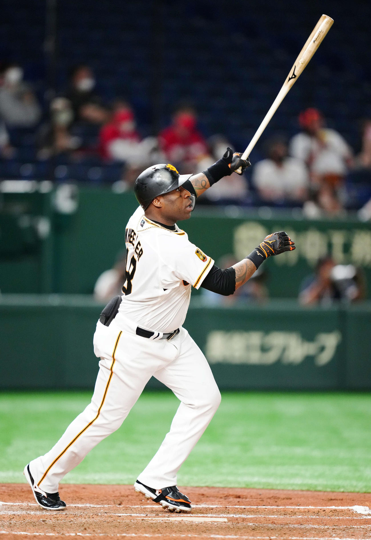 巨人対広島　5回裏巨人2死一、二塁、フェンス直撃2点適時二塁打を放つウィーラー（撮影・江口和貴）