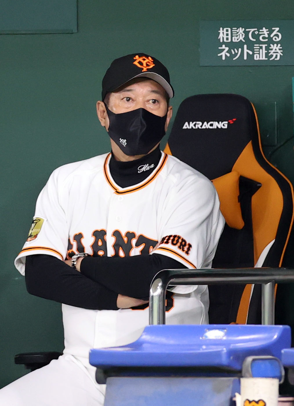 巨人対広島　7回表途中、野上がアクシデントにより降板しぶぜんとする原監督（撮影・狩俣裕三）