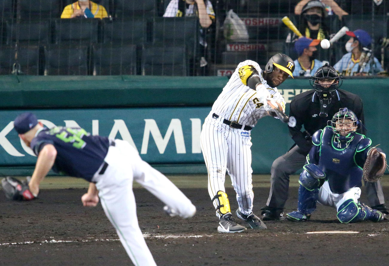 阪神対ヤクルト　5回裏阪神1死、ロハスは初安打が1号となる中越え本塁打を放つ（撮影・上山淳一）