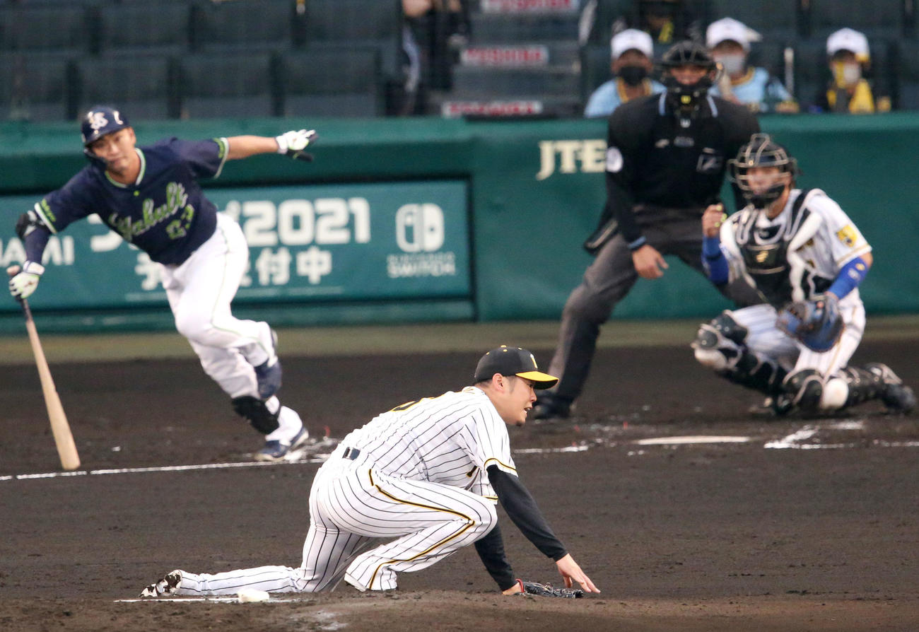 阪神対ヤクルト　2回表ヤクルト無死二塁、西勇（手前）は青木の打球が足に当たり内野安打となる（撮影・上山淳一）
