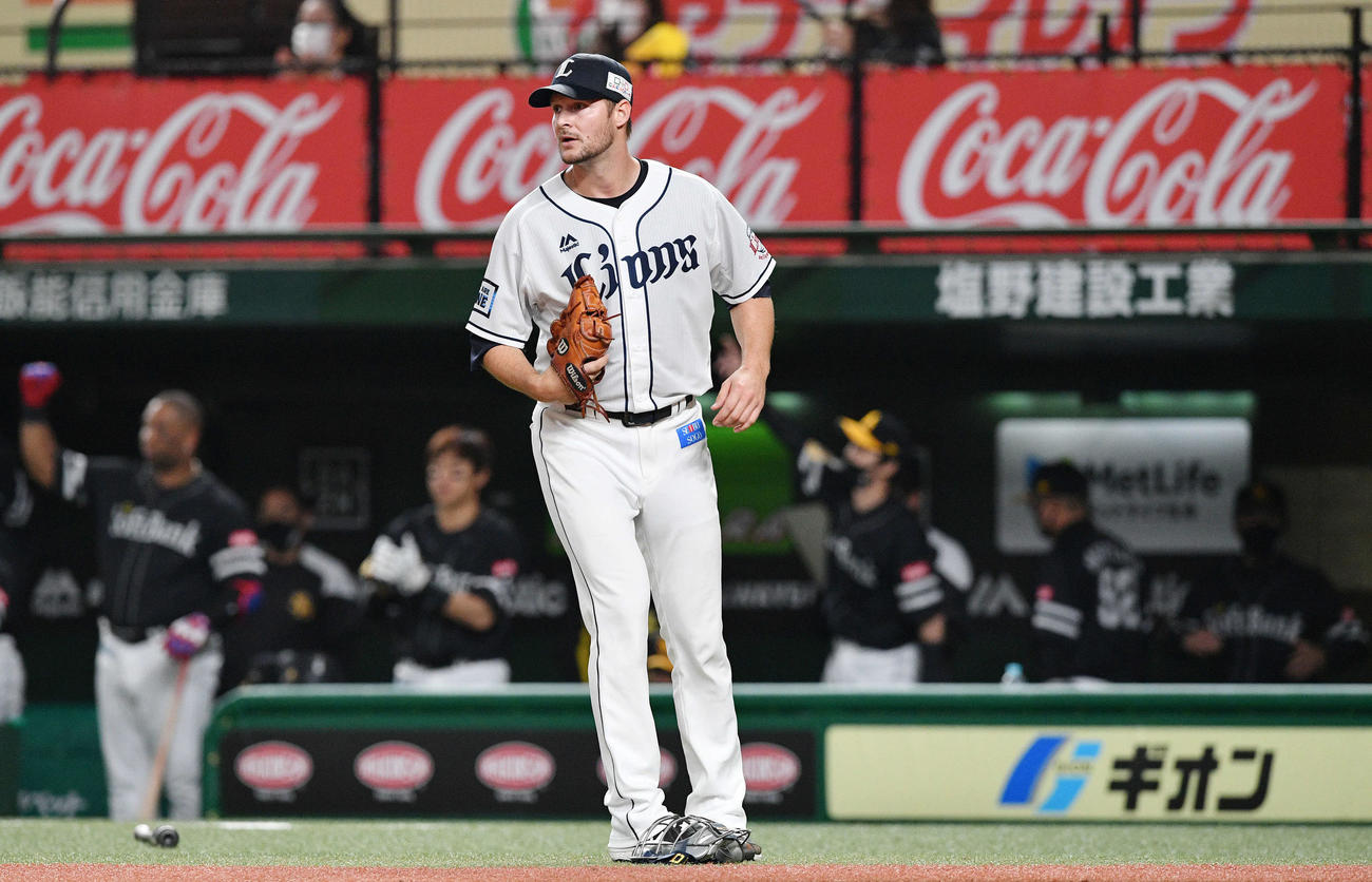 西武対ソフトバンク　5回表ソフトバンク1死二、三塁、今宮に適時打を浴びるダーモディ（撮影・滝沢徹郎）