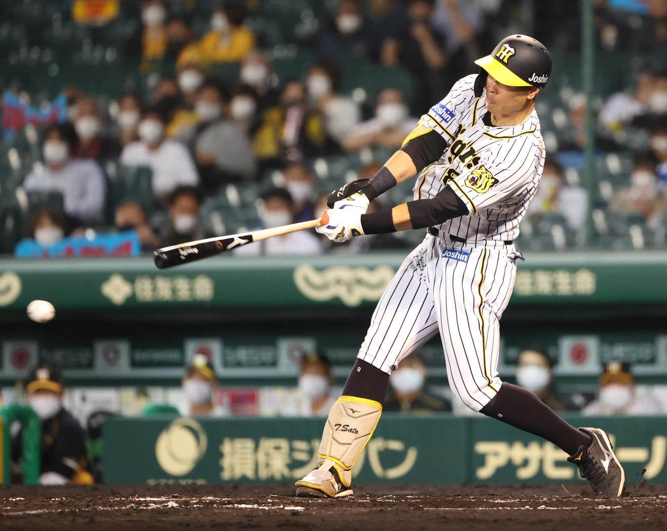 阪神対ヤクルト　6回裏阪神1死一、二塁、中前適時打を放つ佐藤輝（撮影・清水貴仁）