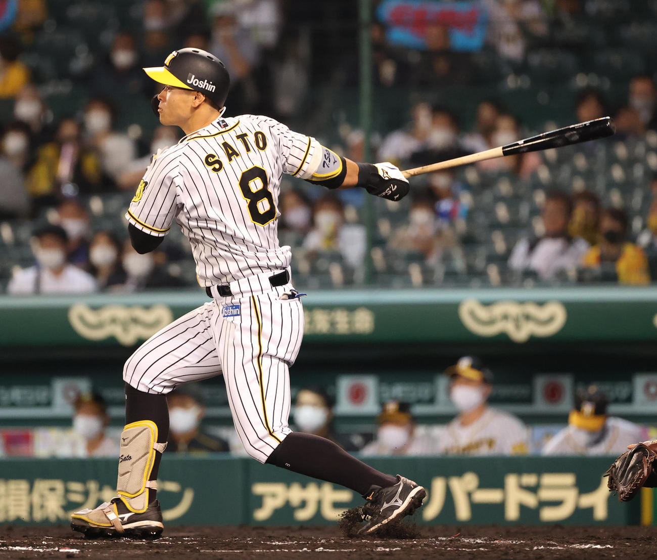 阪神対ヤクルト　6回裏阪神1死一、二塁、中前適時打を放つ佐藤輝（撮影・清水貴仁）