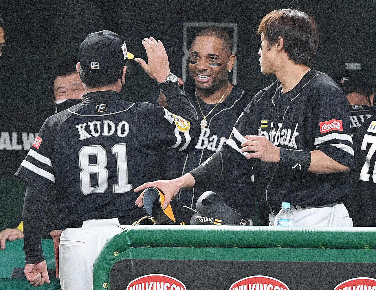 西武対ソフトバンク　7回表に中前2点適時打を放ったバレンティン（中央奥）は工藤監督（手前左）から祝福される（撮影・滝沢徹郎）