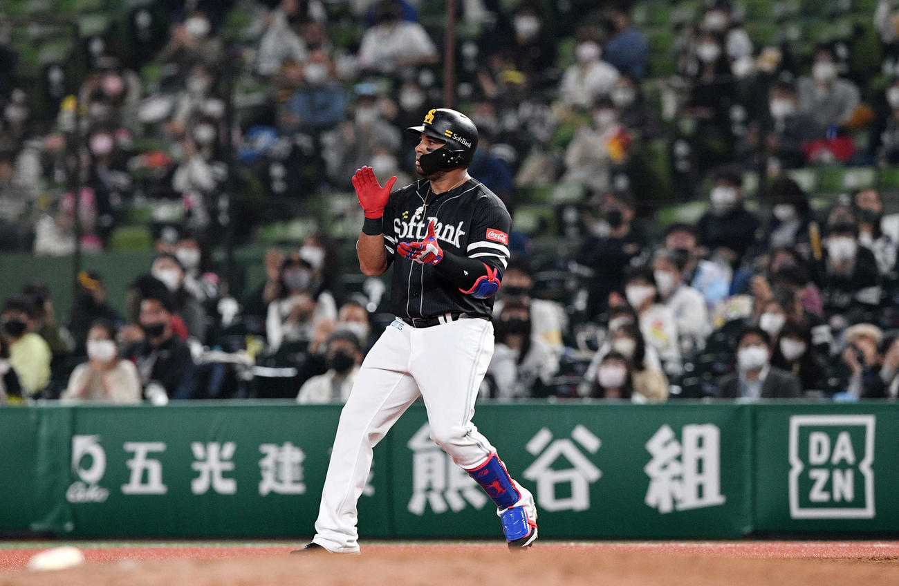 西武対ソフトバンク　7回表ソフトバンク2死満塁、中前2点適時打を放ったバレンティンは手をたたいて喜ぶ（撮影・滝沢徹郎）
